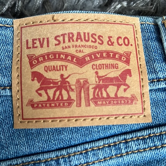 Levi’s High Rise Denim Shorts - Picture 4 of 5